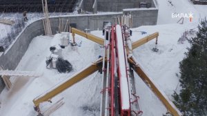 Работа автобетононасоса PUTZMEISTER M-62 на стройке зимой.