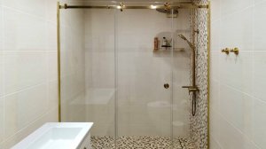 Душевая из обесцвеченного стекла (без зеленого оттенка) с фурнитурой под золото