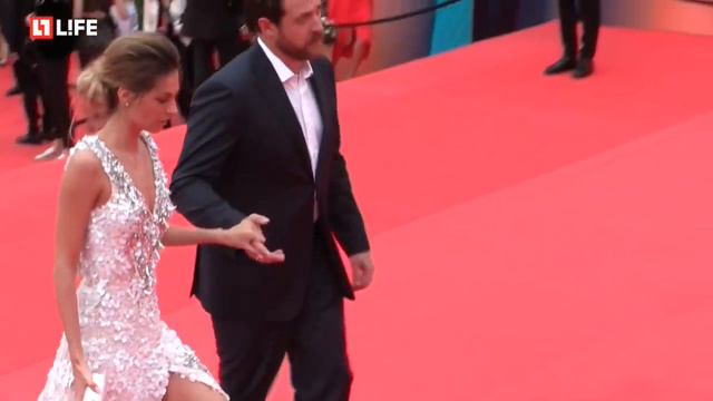 Кирилл Сафонов и Саша Савельева - закрытие ММКФ 2017 смотреть онлайн