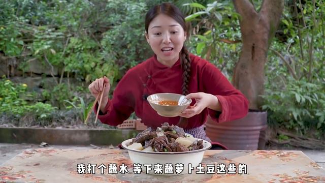 小雨上山砍竹子做雞窩，回家燉一鍋臘排骨，大口啃肉，吃的滿嘴香~【市民朱小雨】