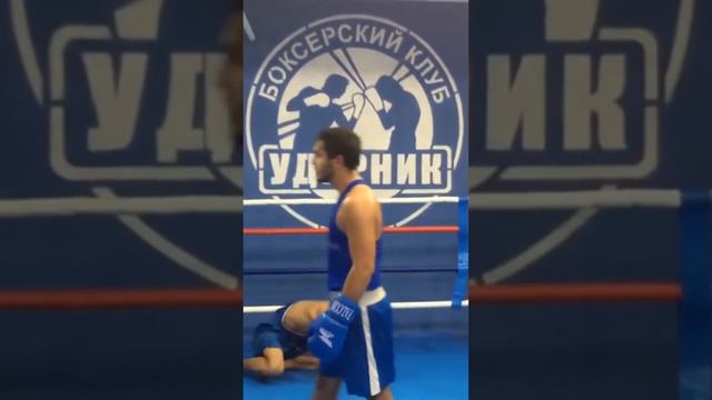 Супер тайминг! Отправил в нокдаун левым прямым!