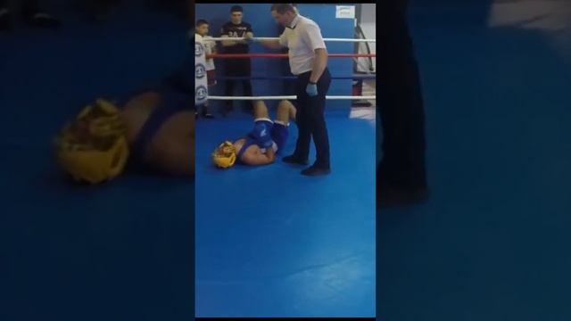 Шикарная комбинация завершившаяся нокаутом в печень!