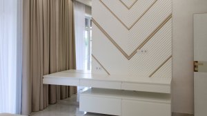 Подвесная тумба с декоративными панелями для спальни на заказ