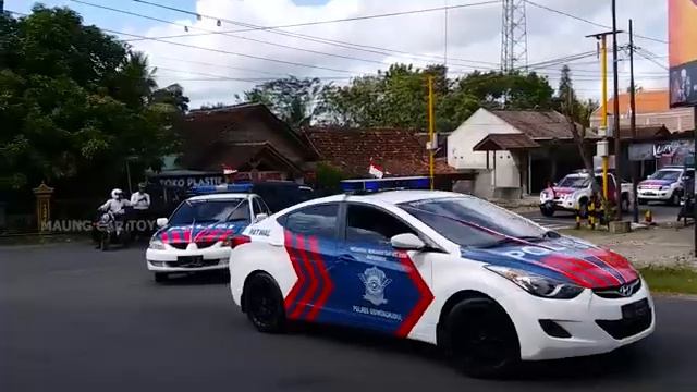 Menemukan Mainan Mobil Mobilan Tayo, Truk Towing, Kereta Thomas, Truk Molen, Mobil Polisi 35