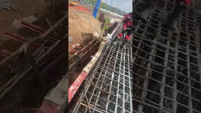 Заливаем бетоном балку моста