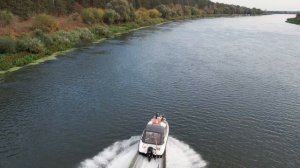 Рассекая волны древней реки.