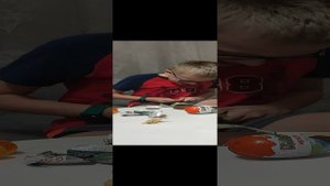 Распоковка киндеров сюрпризов
