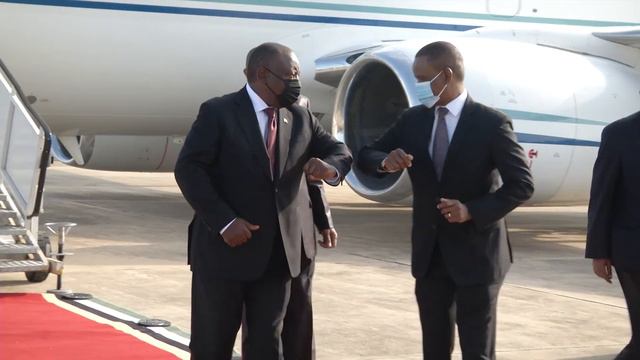 President Cyril Ramaphosa arrives at Maputo International Airport in Mozambique смотреть онлайн