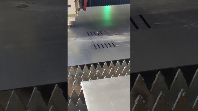 Станок лазерной резки с ЧПУ в работе