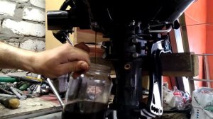 Мотор лодочный Suzuki DF2.5S слив масла с мотора.