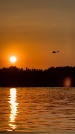 Вы видите второй самолет прям над водой? Буквально в 2 метрах! Это нормально так летать? 😳