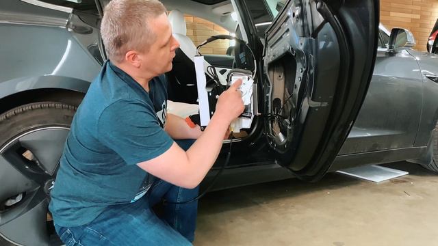 Tesla Model 3 доводчики дверей смотреть онлайн