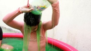 MARIA CLARA E JP BRINCANDO NA PISCINA DE SLIME