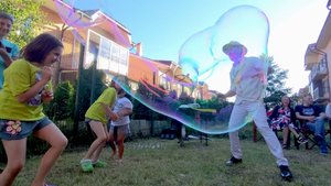 Шоу мыльных пузырей на детском дне рождении часть 1