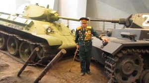 Ветеран в музее ВОВ