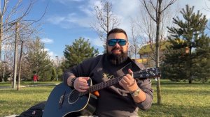 Уличный музыкант поёт Левый берег Дона под гитару (Михаил Шуфутинский)