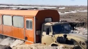 Советский Урал с профессиональным водителем грязи не боится