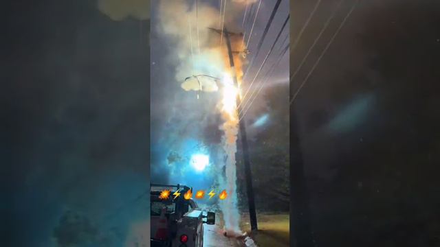 Короткое замыкание от упавшего дерева на ЛЭП смотреть онлайн