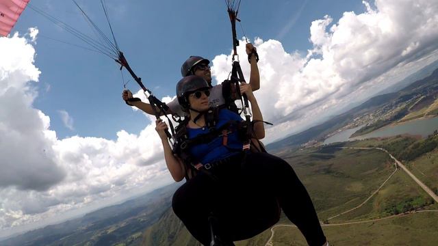 Luciana Carvalhaes - Voo duplo de Parapente (paraglider) no Topo do Mundo - Serra da Moeda - BH смотреть онлайн