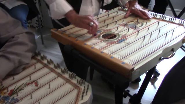 Bergrasket besöker Glamusikkaféet i Kövra i sydjämtland смотреть онлайн