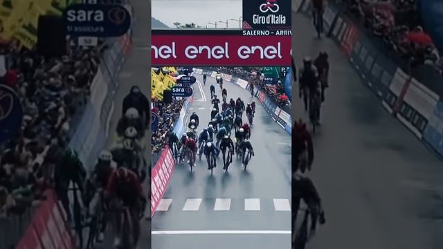 #giroditalia GiroD’Italia #road #bike #race  #giant #massive #crash #mark #cavendish #finish #short