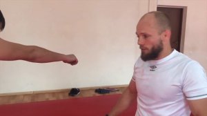 Комбинации ударов  нагой по печени.