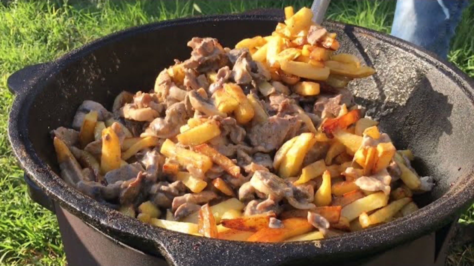 Скоблянка.  Жареная картошка в казане с мясом и грибами.