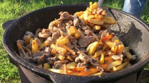 Скоблянка.  Жареная картошка в казане с мясом и грибами.
