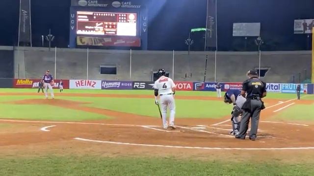 DEBUT GLEYBER TORRES CON LOS LEONES DE CARACAS