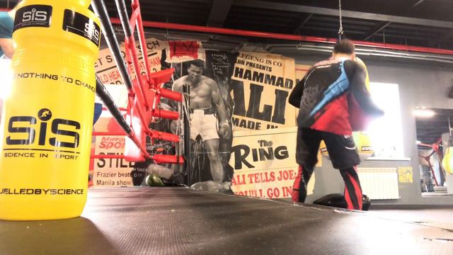 Бросок мяча в стену . смотреть онлайн