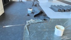 Укладка регупола рулонного покрытия из резиновой крошки.