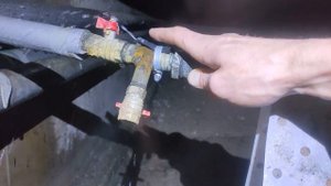 Устранить свищ на трубе за 2 минуты своими руками.