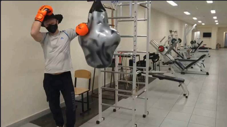 Тренировка на водоналивной боксерской груше в форме силуэта человека. смотреть онлайн