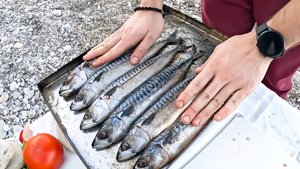 Готовим копченую скумбрию на берегу Черного моря. Шеф-повар раскрывает секрет маринада