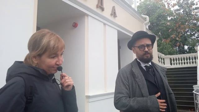 Доктор Боткин выходит из ялтинской гостиницы "Таврида" ("Россия"), построенной в 1875 году. смотреть онлайн