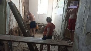 Как мы избавились от ямы и мостика. засыпка пола песком.