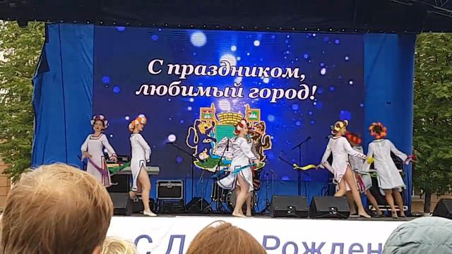 Красивый танец в день города Кургана