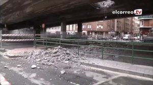 La piqueta ya reduce a escombros el viaducto de Sabino Arana