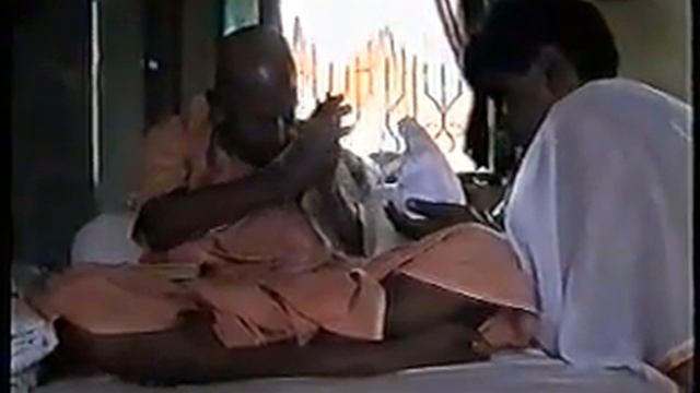 4 ч. Инициация 1998 г. у Нитйалила Ом Вишнупад Шримад Бхакти Прамод Пури Госвами Махараджа смотреть онлайн