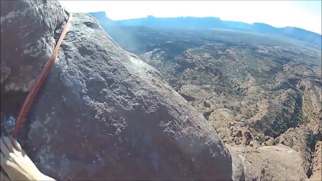 Il grimpe dans une tour de sable dans le désert de l'Utah смотреть онлайн