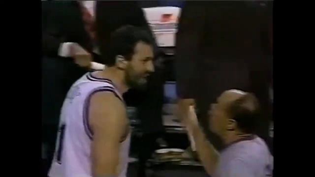 Vlade Divac Gets Heated With Vin Baker, Head-butted by Gary Payton, and Tossed (1999) смотреть онлайн