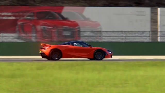 Battle McLaren 720S vs Lamborghini Aventador SV at Vallelunga