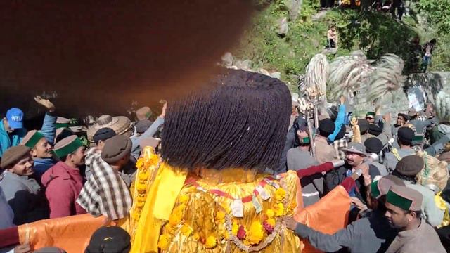 mheshwer g ke bhaba aane ki khushi mai dance krte valley ke log смотреть онлайн