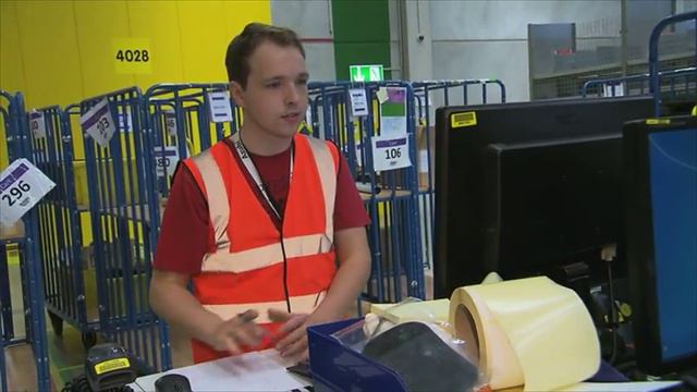 Weihnachtszeit in den Amazon-Logistikzentren: Frederik Faber смотреть онлайн