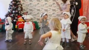 Танец зайчиков в младшей группе.