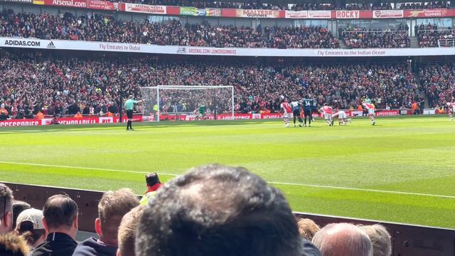 BRUNO FERNANDES DOES ARSENAL A FAVOUR AND MISSES A PENALTY AT THE EMIRATES 23/4/22
