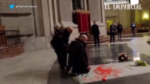 El artista Enrique Tenreiro pinta de rojo la tumba de Franco