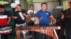 Marimba Flor de Pino tocando el Manicero