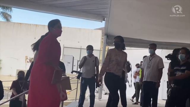 Leni Robredo arrives at Sofitel for 2nd Comelec presidential debate смотреть онлайн