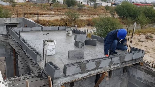 ¡EL AGUA SE ESCURRE POR LAS PAREDES!...¿QUÉ HACEMOS MAESTRO GENIO..? смотреть онлайн